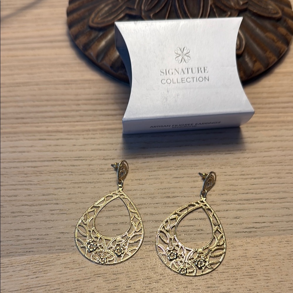 Avon Signature Collection Artisan Filigree Earrings
